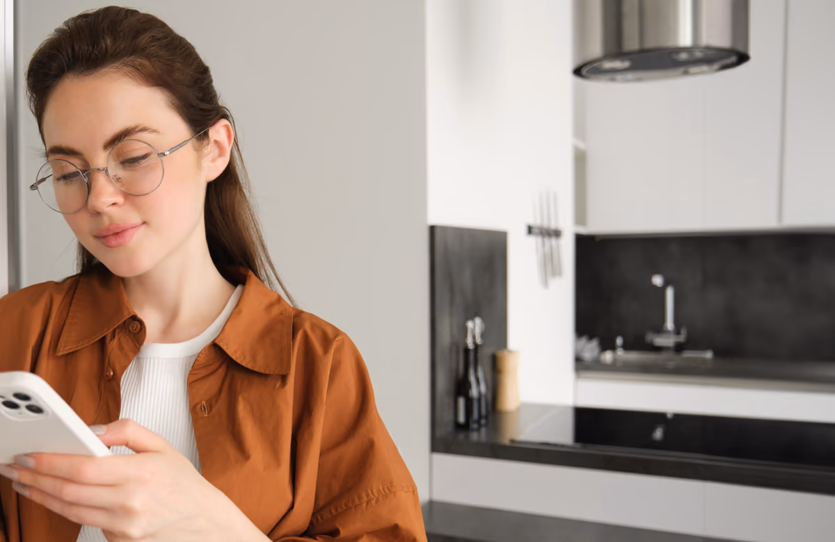 Mujer consultando noticias en la pantalla de su teléfono móvil