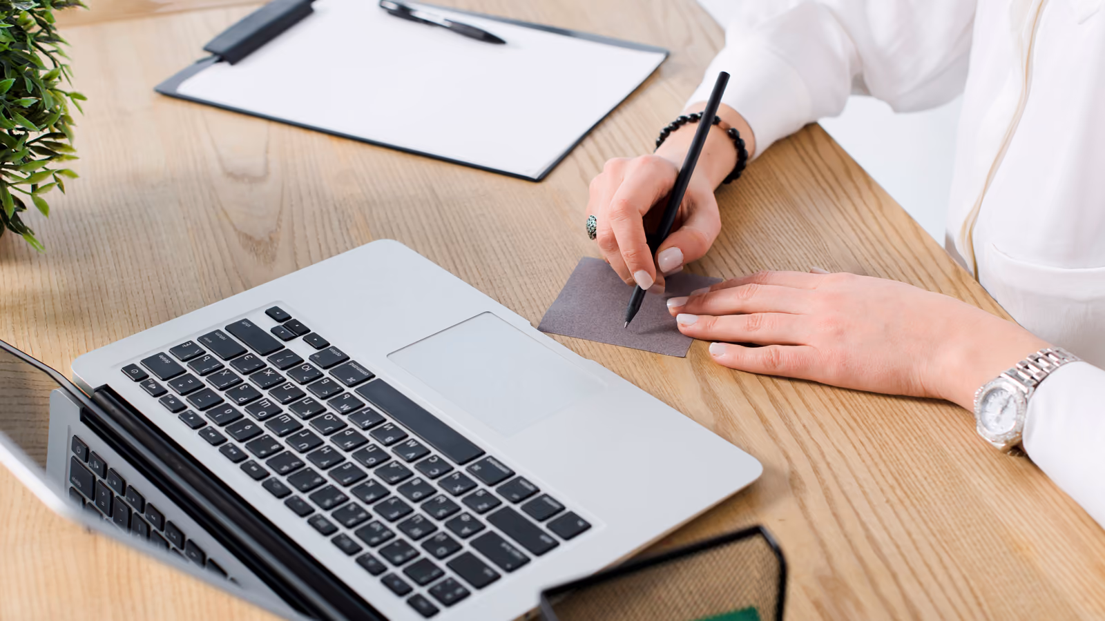 Persona escribiendo un artículo en un portátil, firmado por un autor real y no por autores falsos Persona escribiendo un artículo en un portátil, firmado por un autor real y no por autores falsos
