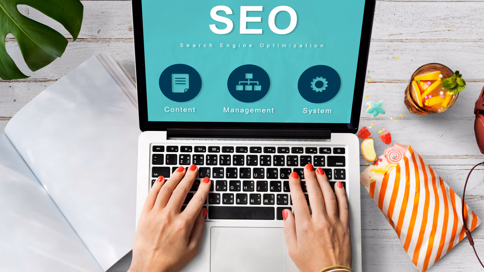 Portátil con un esquema de SEO para optimizar el contenido de un sitio web