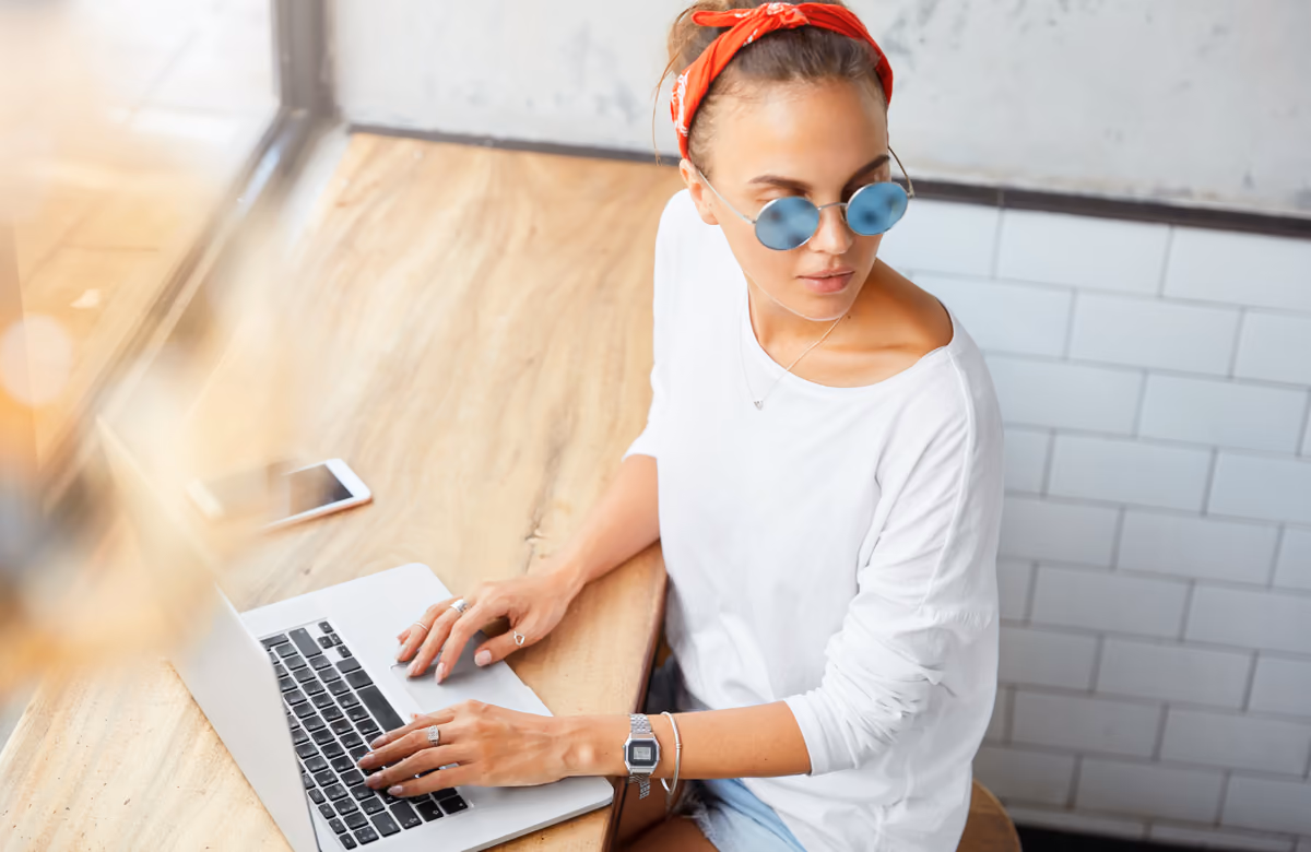 Mujer revisando el contenido de su web en un portátil
