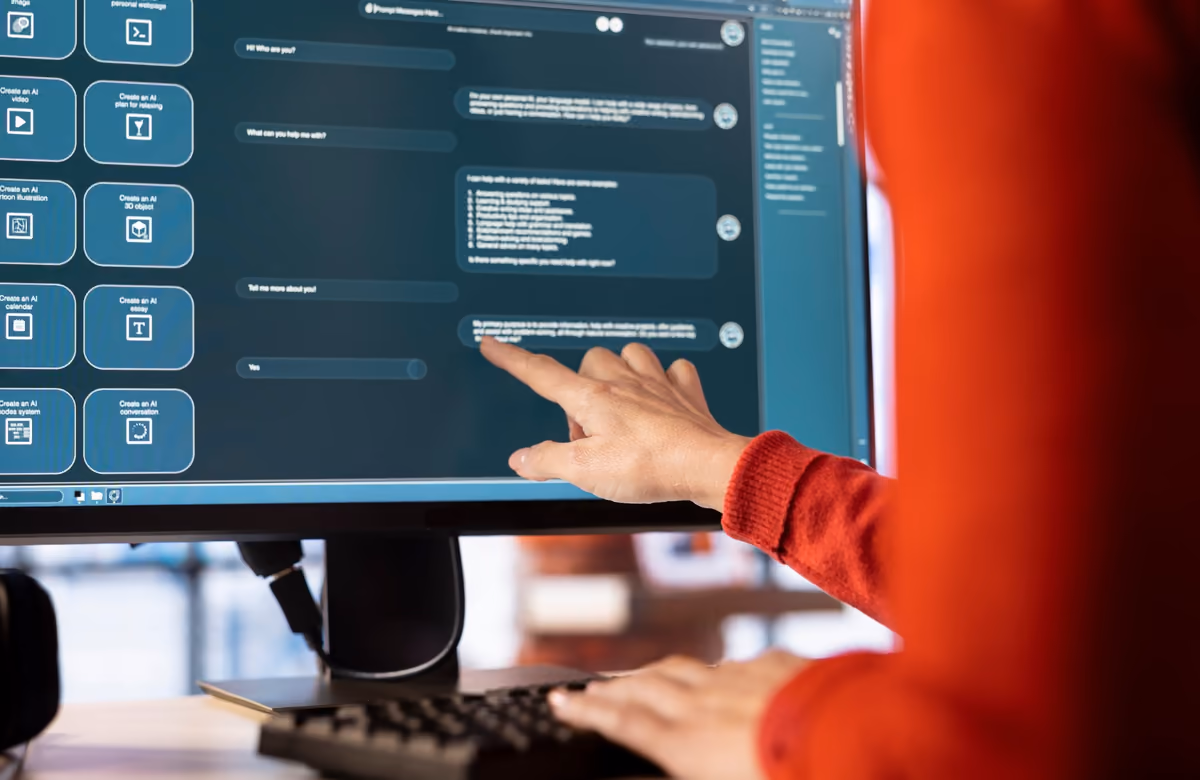 Mujer señalando con la mano una respuesta de un asistente de inteligencia artificial en la pantalla de un ordenador