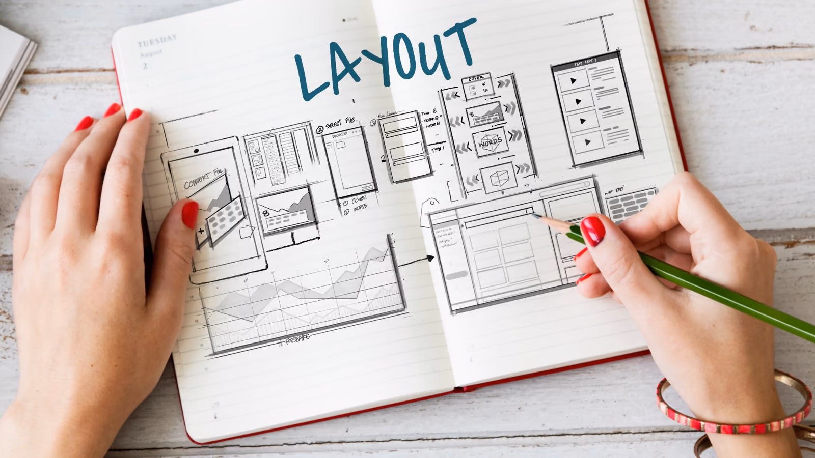 Cuaderno con el boceto de la maqueta de una página web