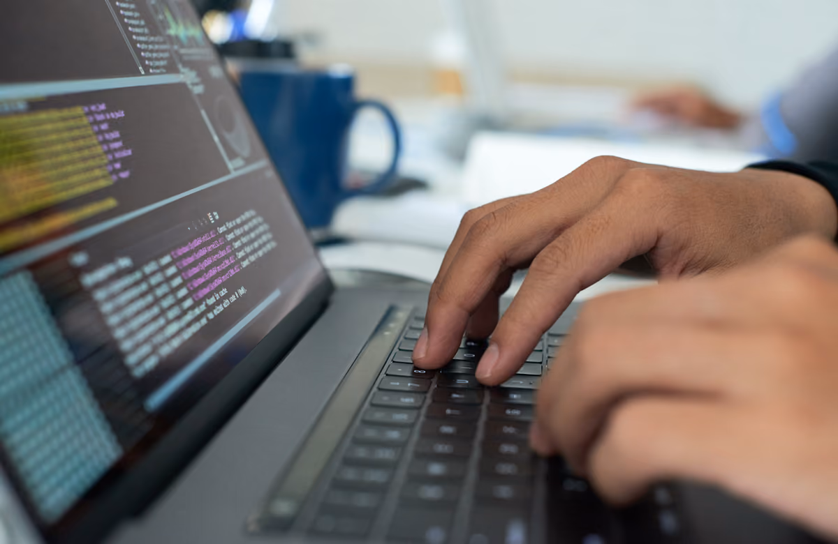 Programador escribiendo código en un ordenador de escritorio
