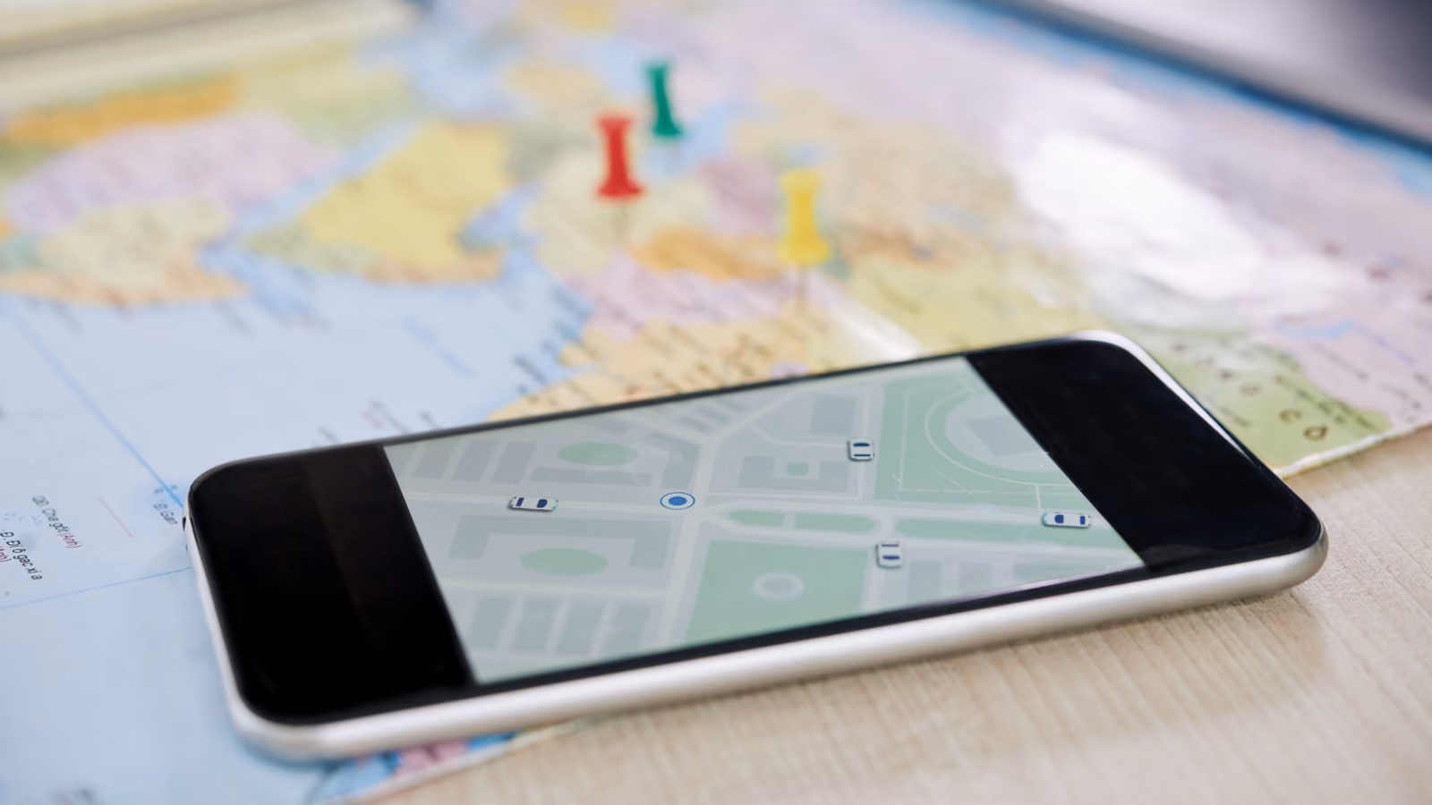 Teléfono móvil con un mapa, imagen del SEO local de un negocio