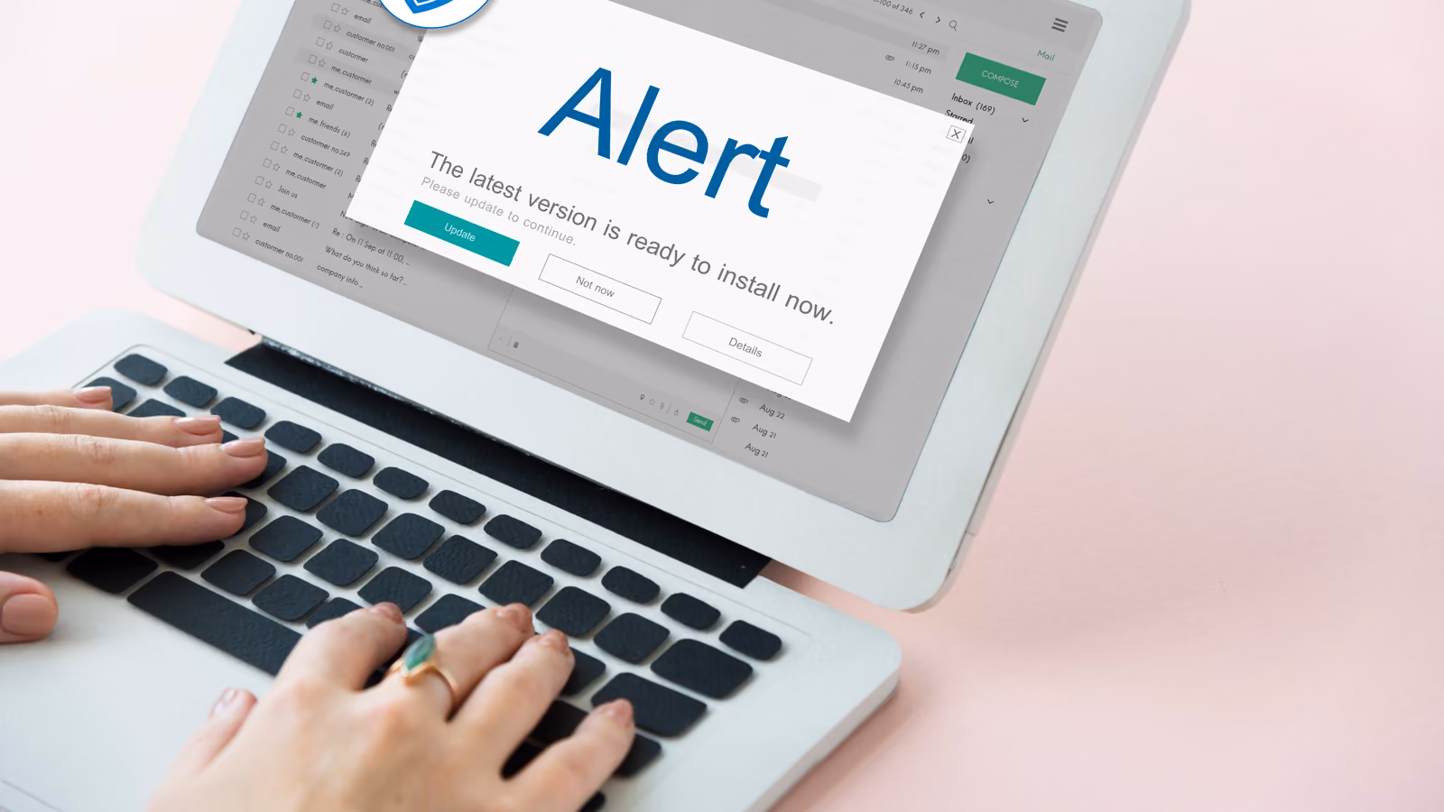 Pantalla de ordenador con una alerta de firewall y antivirus, símbolo de la seguridad de un sitio web