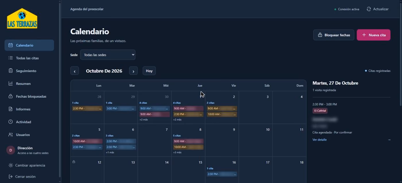 Panel de citas de Las Terrazas en ordenador: calendario mensual con las visitas de cada sede y los nombres desenfocados