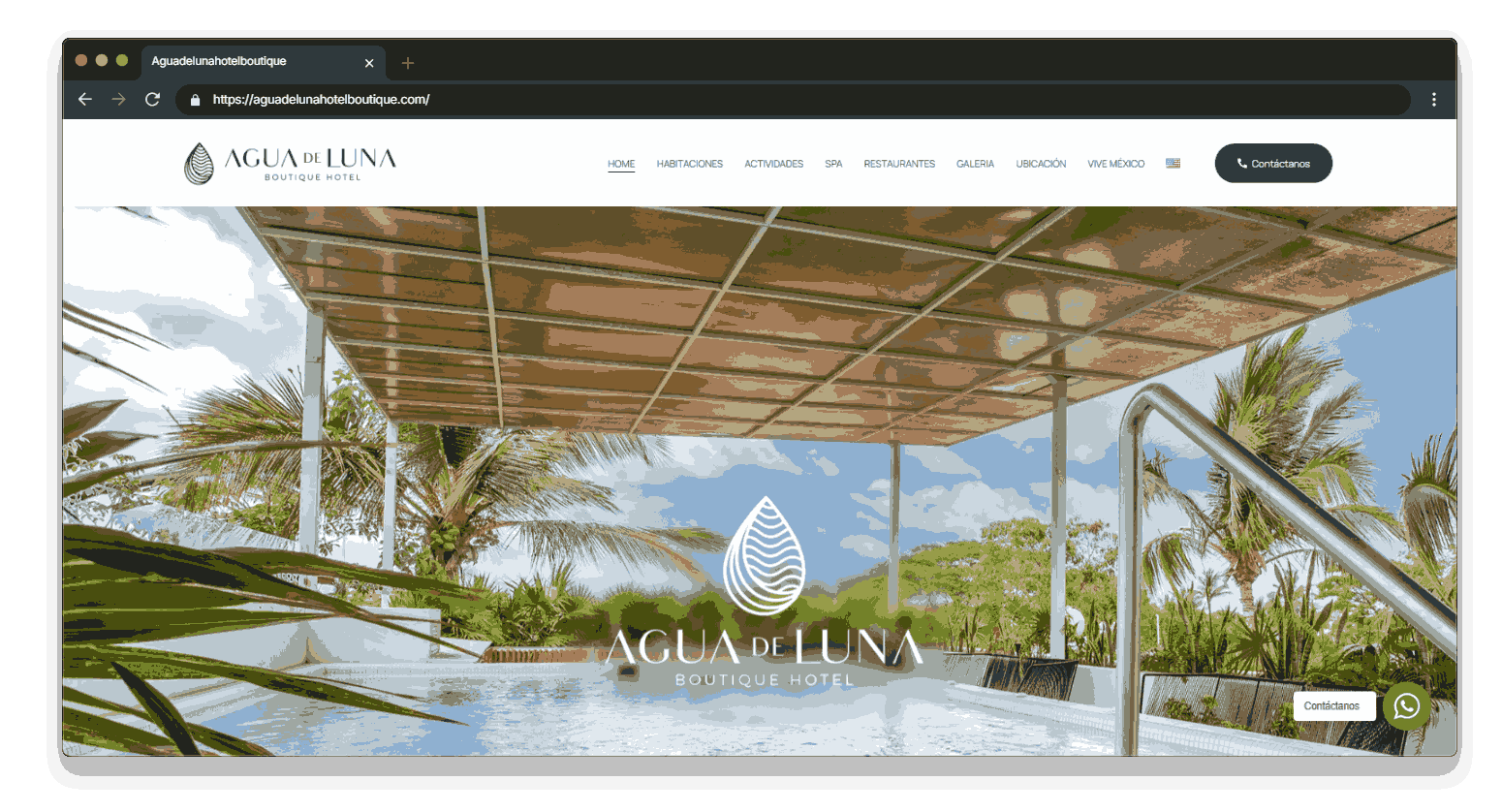 Captura del sitio web del Agua de Luna Boutique Hotel: piscina y vegetación tropical, un refugio perfecto para desconectar.