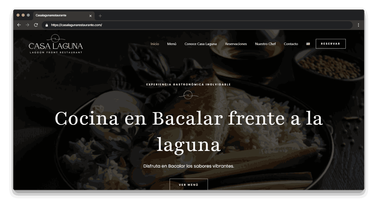 Captura del sitio web del restaurante Casa Laguna, con su vibrante cocina en Bacalar y vistas a la laguna.