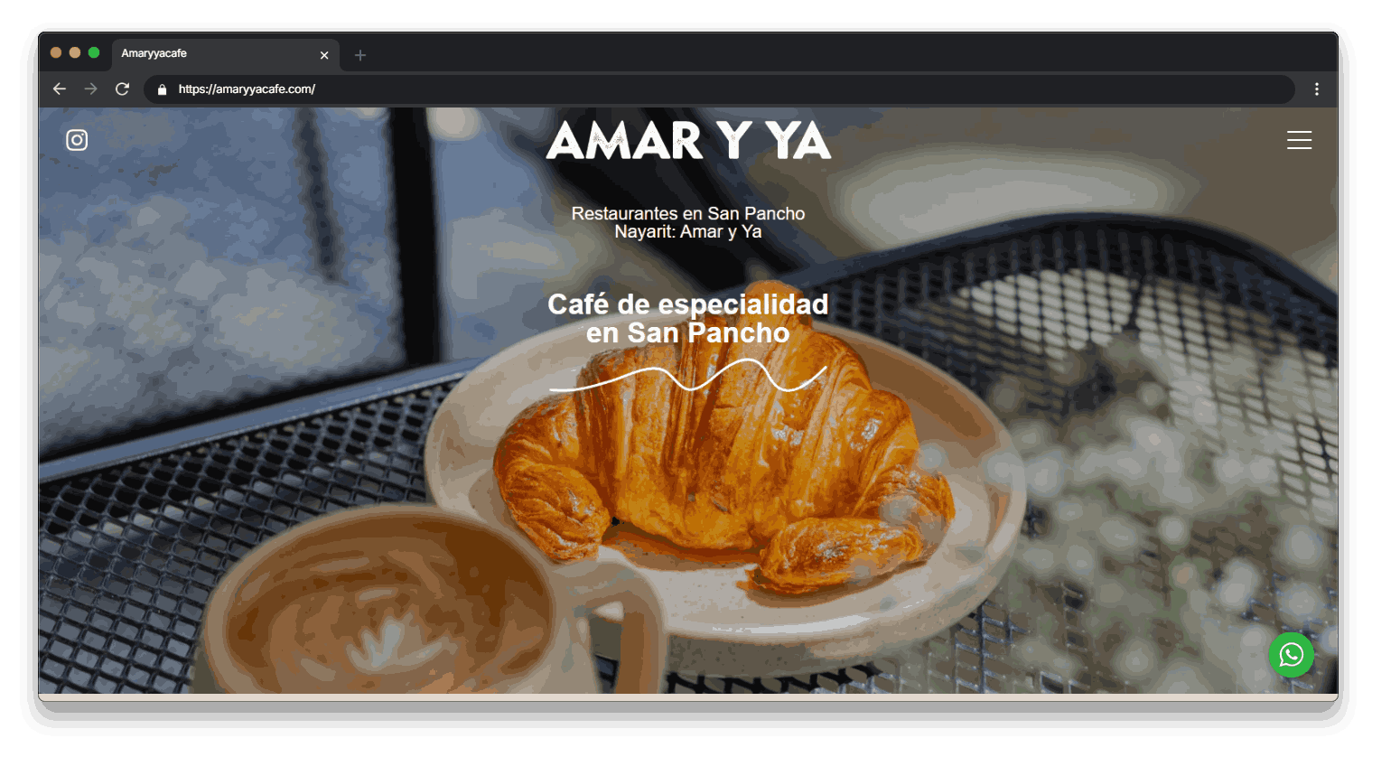 Primer plano de un croissant en un plato con café sobre una mesa texturizada, con el nombre del sitio web Amar y Ya